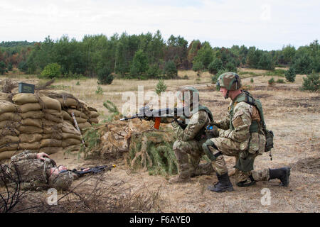 Soldati con la nazionale ucraina di guard prepararsi a lanciare una granata in un bunker durante squad live-formazione antincendio Agosto 22, 2015 come parte di intrepidi del tutore in Yavoriv, Ucraina. I soldati praticato diverse competenze quali il movimento sotto contatto, assalti, bunker di compensazione e di primo soccorso. I paracadutisti con gli Stati Uniti Dell'esercito 173rd Brigata Aerea sono in Ucraina per la seconda delle diverse rotazioni pianificate per il treno dell'Ucraina neo-costituita la guardia nazionale come parte di intrepida custode, che è programmato per ultimo a novembre. (U.S. Esercito foto di Sgt. Alexander Skripnichuk, XIII PUBBLICA Foto Stock