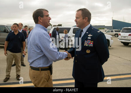 Col. Gregory Jones, commander, 129Ala di salvataggio, dice addio al Segretario della Difesa di cenere come Carter Carter si diparte Moffett Field, California, il 29 agosto 2015, a seguito di un viaggio in California. (Foto di Master Sgt. Adrian Cadice)(rilasciato) Foto Stock