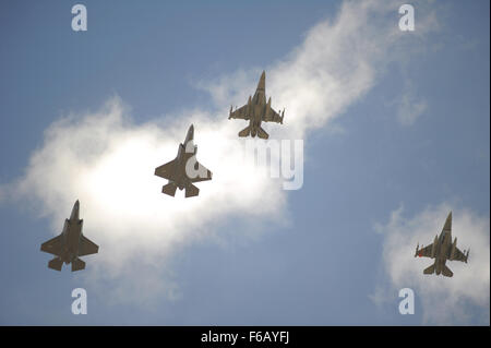 Due F-16s e i primi due F-35un fulmine II aeromobili volare in formazione oltre la collina Air Force Base in Utah, Sett. 2, 2015. Dopo lo sbarco, questo aeromobile ed un altro è diventato il primo operativo due F-35s per arrivare alla base. Il resto della flotta di fino a 72 F-35s sarà venuta in su una base sfalsata, diffusione attraverso 2019. Sono diversi i fattori che rendono la collina idealmente adatto a ricevere l'F-35 compreso accesso a Utah Test e campo di addestramento; Hill's robusta infrastruttura di base; e il suo team di supporto costituito da aviatori dedicato dal servizio attivo 388 Fighter Wing e riservare 419th Figh Foto Stock