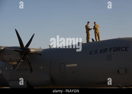 Stati Uniti Avieri assegnato alla 774th Airlift Expeditionary Squadron completare le ispezioni di preflight su un C-130J Super Hercules aeromobili a Bagram AirFfield, Afghanistan, Sett. 12, 2015. Il aviatori e il resto di loro squadrone era nel processo di ridistribuzione di torna a Little Rock Air Force Base dopo aver completato con successo la loro distribuzione. Durante la loro rotazione come il 774th Airlift Expeditionary Squadron, il Little Rock team ha completato 1.850 combattere sortite e spostato 14.500 passeggeri e 17 milioni di libbre di carico. (U.S. Air Force foto di Tech. Sgt. Giuseppe Swafford/rilasciato) Foto Stock