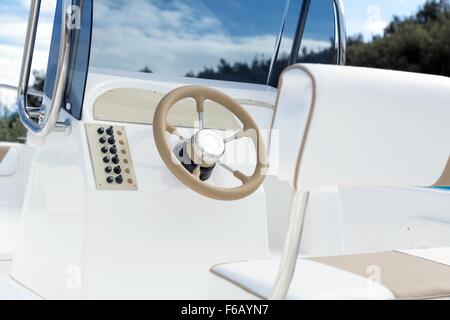 Quadro della strumentazione e del volante Foto Stock