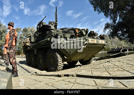 Ungherese le forze di difesa membri vegliano come Stati Uniti I soldati assegnati al 4° Stormo, 2° reggimento di cavalleria condurre una deliberata di attraversamento dell'acqua nelle loro M1126 Stryker lottare contro i veicoli usando un bypass sito bridging durante la traversata di Dragoon, una tattica di strada marzo a sostegno del funzionamento Atlantic risolvere a Gyor, Ungheria, 17 settembre 2015. Stati Uniti e nazioni partner condotta terra, mare e aria esercizi e mantenuto una presenza di rotazione al fine di rafforzare la sicurezza della NATO agli impegni in Europa. (U.S. Esercito foto di Sgt. William A. Tanner/rilasciato) Foto Stock