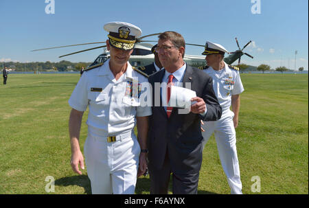 Stati Uniti Accademia navale Sovrintendente Vice Adm. Ted Carter accoglie con favore il Segretario della Difesa Ash Carter come egli arriva in elicottero a partecipare al cambiamento di cerimonia di comando tra ADM. Jonathan Greenert, Capo di operazioni navali e ADM. John Richardson, tenutosi presso l'U.S. Naval Academy in Annapolis, Md., Sett. 18, 2015. (DoD Foto di Glenn Fawcett/rilasciato) Foto Stock