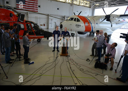 Coast Guard Capt. Contrassegnare Fedor risponde alle domande durante una conferenza stampa per la ricerca e le operazioni di soccorso per la mancanza di una nave portacontainer, El Faro, a guardia costiera Stazione aria Miami, il 5 ottobre 2015. Trentatré persone erano a bordo del El Faro prima e sono andati perduti nel Mar dei Caraibi. (U.S. Coast Guard foto di Sottufficiali di 2a classe di Mark Barney) Foto Stock