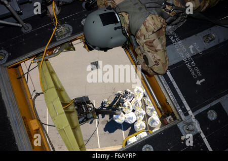 Stati Uniti Army Spc. Ira Duville, un manutentore e capo equipaggio con la Carolina del Sud esercito nazionale della guardia 2-238th supporto generale battaglione aviazione distacco 1, opera il 10,000 lb a lungo linea gancio di carico su un Boeing CH-47 elicottero Chinook oltre Columbia, S.C., durante una statewide Flood response, il 7 ottobre 2015. La Carolina del Sud la Guardia Nazionale è stata attivata per il supporto di stato e contea di gestione di emergenza e le agenzie locali di prima emergenza come storico impatti di allagamento contee statewide. Attualmente più di 2.600 in Carolina del Sud la guardia nazionale i membri sono stati attivati in risposta a Foto Stock