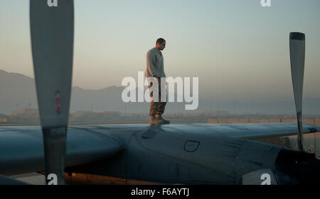 Stati Uniti Air Force Staff Sgt. Adam Luna, una quarantunesima Expeditionary Manutenzione aeromobili antenna unità tecnico di riparazione distribuita da 355a interventi di manutenzione delle apparecchiature squadrone a Davis-Monthan Air Force Base, Ariz., conduce un post operazioni verificare su un CE-130H chiamata bussola aeromobile a seguito di una missione 20 ott. 2015, Bagram Air Field, Afghanistan. La bussola è un appello a Airborne Tactical Weapon System utilizzando un approccio fortemente modificato la versione di C-130 Hercules i costruttori di cellule. (U.S. Air Force foto di Capt. Bryan Bouchard/rilasciato) Foto Stock