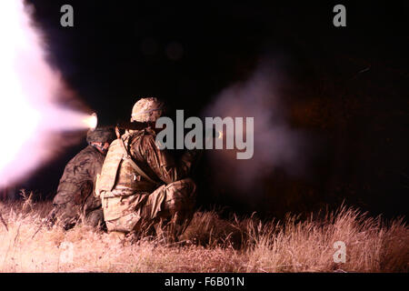 Stati Uniti Pfc dell'esercito. Blaine Emory, un soldato assegnato al primo plotone, P truppa, 4° Stormo, 2° Stryker reggimento di cavalleria, incendi un RPG polacco-7D lanciarazzi granata al fianco di un paracadutista polacca dal 6° Brigata Aerea durante la allied addestramento alle armi Luglio 9, 2015, a Nowa Deba Area Formazione nel sud della Polonia. I soldati stanno partecipando in Atlantico risolvere, in corso un'operazione multinazionale incentrata su azioni comuni di formazione e di cooperazione per la sicurezza tra gli alleati della NATO. (U.S. Foto dell'esercito da Capt. Spencer Garrison, 7 Mobile degli affari pubblici distacco) Foto Stock