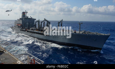 Mare delle Filippine (17 luglio 2015) La flotta oliatore di rifornimento USNS Pecos (T-AO 197) conduce un rifornimento in corso con la nave ospedale USNS misericordia (T-AH 19) durante il partenariato del Pacifico 2015. La misericordia è in corso e in rotta verso le Filippine per la sua terza missione porto di PP15. Pacific Partnership è nella sua decima iterazione ed è il più grande annuale multilaterale di assistenza umanitaria e di soccorso in caso di catastrofe preparazione missione condotta nel Indo-Asia-regione del Pacifico. Mentre la formazione per le condizioni di crisi, Pacific Partnership missioni in data hanno fornito assistenza medica a circa 270.000 Foto Stock