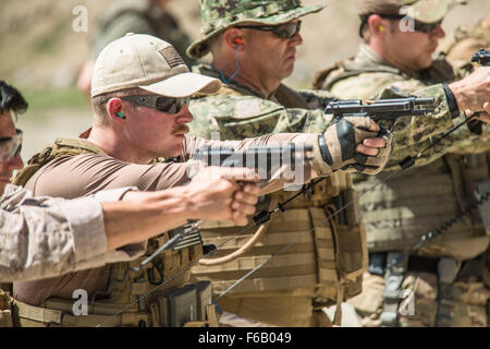 I fotografi di combattimento da parte degli Stati Uniti Esercito, Marina, Marines e Air Force treno alle tattiche di combattimento lungo il lato canadese fotografi militari durante il combattimento della flotta del Pacifico della fotocamera estivo di scatto rapido 2015 combined joint field training esercizio in Angeles National Forest vicino Azusa, California, 31 luglio al 14 agosto 2015. Scatto rapido è un semi-annuale di esercizio che migliora la fotocamera di combattimento i membri del servizio la capacità di operare in un ambiente di tattica. (U.S. Foto di Marina di Massa lo specialista di comunicazione 1a classe Brett Cote / rilasciato) Foto Stock