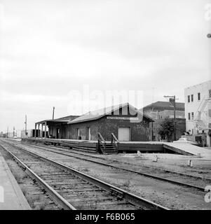 Questa foto d'archivio cattura la Southern Pacific Railroad Freight Station di Bryan, Texas. La stazione fungeva da hub critico per il trasporto di merci lungo le linee Espee (SP) e Texas e New Orleans (TNO). Foto Stock