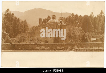 Una storica immagine RPPC (Real Photo Postcard) dei monasteri carmelitani situati nel deserto, che mette in risalto le caratteristiche architettoniche della struttura in mezzo al paesaggio arido. Foto Stock
