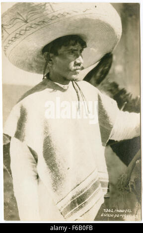 Questa RPPC (Real Photo Postcard) mostra le popolazioni indigene sudamericane dello stato di Morelos, Messico, con uomini e asini come parte della vita quotidiana della regione durante i primi anni del XX secolo. Foto Stock