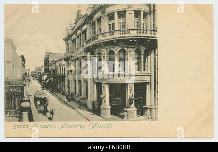 Questa vera cartolina fotografica (RPPC) presenta le strade che circondano Banco Mercantil Banks, che probabilmente rappresentano l'architettura urbana dell'inizio del XX secolo. L'immagine riflette l'evoluzione del paesaggio dei quartieri finanziari della città. Foto Stock