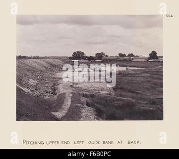 Questa immagine raffigura la costruzione di ponti ferroviari, concentrandosi sul beccheggio del banco di guida sinistro dell'estremità superiore. Il lavoro mostra gli aspetti tecnici della costruzione di ponti per l'infrastruttura ferroviaria. Foto Stock