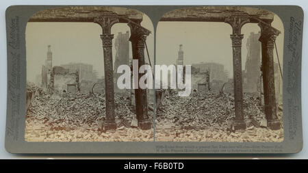L'immagine illustra le rovine di San Francisco a seguito di un catastrofico terremoto. Questa scena cattura la distruzione degli edifici, simboleggiando la resilienza della città e la sua ripresa dal devastante disastro naturale del 1906. Foto Stock