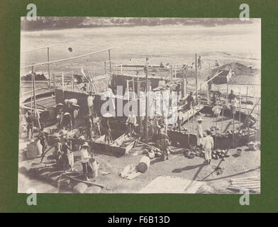Un'immagine storica della costruzione del ponte della linea ferroviaria Cirebon-Kroya sul fiume Kali Serayu, che mostra lo sviluppo ferroviario dell'inizio del XX secolo in Indonesia. Foto Stock