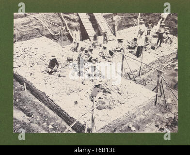 La costruzione del ponte della linea ferroviaria Cirebon-Kroya sul fiume Kali Serayu è un importante progetto di ingegneria in Indonesia. L'immagine raffigura le prime fasi della costruzione del ponte, mostrando i lavoratori e lo sviluppo delle infrastrutture in corso durante il periodo. Foto Stock