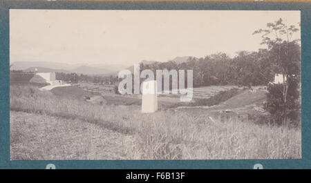 La costruzione del ponte sulla linea ferroviaria Cirebon-Kroya dimostra gli sforzi ingegneristici necessari per modernizzare l'infrastruttura ferroviaria indonesiana. Foto Stock