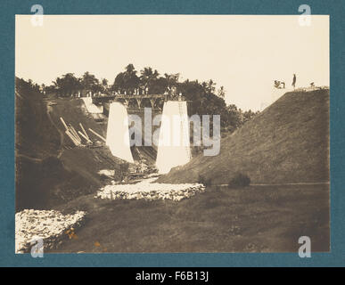 La costruzione in corso del ponte sulla linea ferroviaria Cirebon-Kroya, parte della rete Staatsspoorwegen, mette in evidenza lo sviluppo delle infrastrutture in Indonesia, mettendo in evidenza gli sforzi ingegneristici necessari per collegare le regioni per ferrovia. Foto Stock