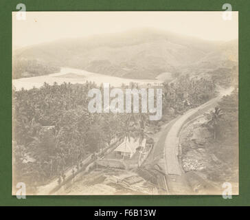 Questa fotografia cattura la costruzione in corso della linea ferroviaria Cirebon - Kroya lungo il fiume Kali Serayu in Indonesia. La ferrovia fa parte di un più ampio progetto infrastrutturale volto a migliorare i trasporti nella regione. Foto Stock