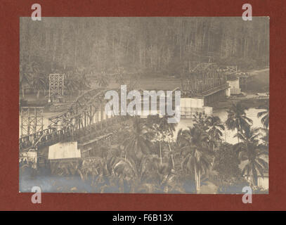 Una fotografia storica della costruzione del ponte della linea ferroviaria Cirebon-Kroya sul fiume Kali Serayu, che mostra lo sviluppo ingegneristico e infrastrutturale dell'epoca. Foto Stock