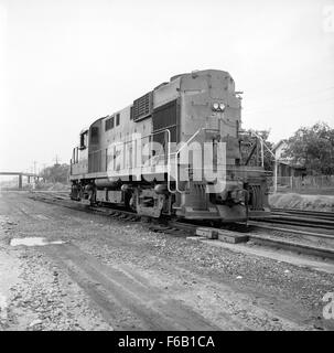 Questa fotografia cattura il Diesel Electric Road Switcher No. 2914 della Southern Pacific, una locomotiva diesel in un deposito ferroviario. L'immagine mette in evidenza la potenza e la funzionalità di questo treno commutatore, un elemento cruciale nel funzionamento delle ferrovie. Foto Stock