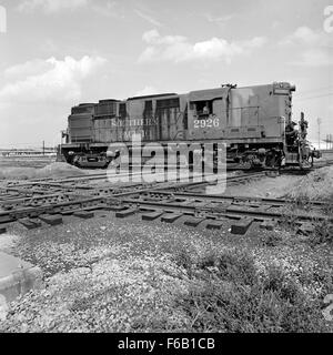 La Southern Pacific Diesel Electric Road Switcher No. 2926, nota anche come Espee, è una locomotiva utilizzata per cambiare treno nei cantieri ferroviari. Rappresenta gli sforzi del Pacifico meridionale per modernizzare la sua flotta durante la metà del XX secolo. Foto Stock