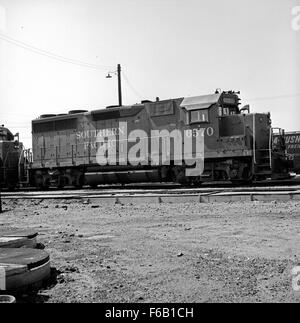 La Diesel Electric Road Switcher No. 6570 della Southern Pacific è una potente locomotiva costruita dalla GMC-EMD sotto la Electro-Motive Division, che rappresenta un pezzo chiave della storia ferroviaria e dell'ingegneria delle locomotive. Foto Stock
