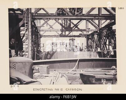 L'immagine raffigura la costruzione di un ponte *Caisson* come parte di un progetto ferroviario. L’attenzione è rivolta al processo tecnico necessario per costruire le fondamenta del ponte utilizzando tecniche di caisson. Foto Stock