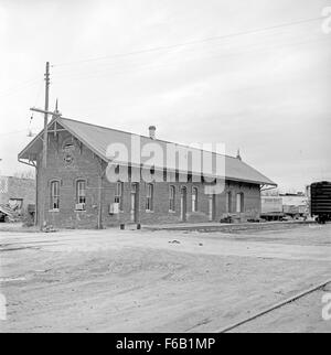 Questa immagine cattura la Southern Pacific Freight Station a Waxahachie, Texas. Il significato storico della stazione sottolinea il suo ruolo nello sviluppo dei trasporti e del commercio della regione durante la fine del XIX secolo e l'inizio del XX secolo. Foto Stock