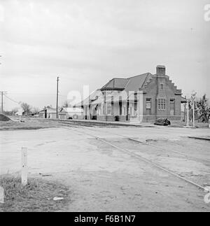 Una fotografia storica della stazione passeggeri del Pacifico meridionale del Texas e di New Orleans (TNO) a Waxahachie, Texas. L'immagine cattura le caratteristiche architettoniche della stazione e il suo ruolo nel sistema ferroviario, evidenziando l'importanza dei depositi Espee (Pacifico meridionale) nella rete ferroviaria degli Stati Uniti. Foto Stock