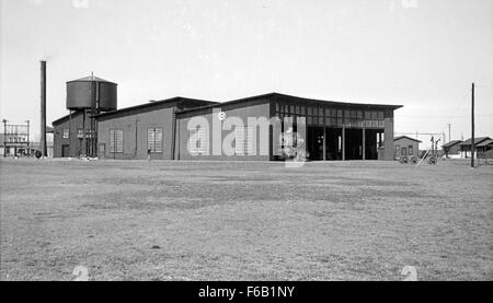 Questa immagine storica cattura la Southern Pacific (Espee) Roundhouse presso Miller Yards a Dallas, Texas, con varie locomotive SP TNO visibili. La roundhouse era un hub centrale per la manutenzione e le operazioni dei treni nella zona. Foto Stock