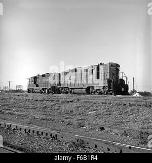 I commutatori stradali diesel-elettrici del Pacifico meridionale n. 451 e n. 435 rappresentano il progresso nella tecnologia ferroviaria. Queste locomotive furono fondamentali per facilitare le operazioni ferroviarie efficienti a metà del XX secolo con i loro potenti motori e capacità di commutazione. Foto Stock