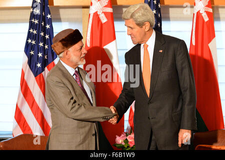 Segretario Kerry scuote le mani con Omani Ministro degli Esteri bin Alawi prima del loro incontro nella città di New York Foto Stock