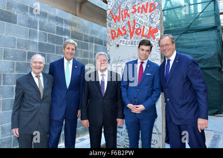 Ex National Security Advisor Scowcroft, Segretario di Kerry, Presidente tedesco Gauck e Consiglio Atlantico Presidente e CEO Kempe posano per una foto davanti a un segmento del muro di Berlino Foto Stock