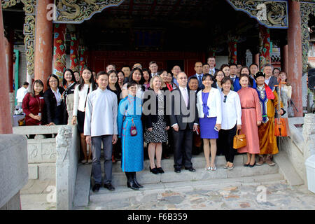 Assistente del Segretario Russel in posa per una foto con gli Stati Uniti Exchange Alumni dalla Mongolia al Choijin Tempio Lama in Ulaanbaatar Foto Stock