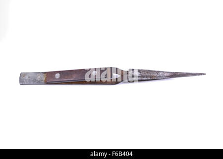 Vecchio pinzette metalliche isolate su uno sfondo bianco Foto Stock