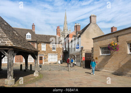 Buttercross e Chiesa di Tutti i Santi, Market Place, Oakham, Rutland, England, Regno Unito Foto Stock