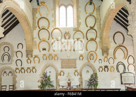 Ferri di cavallo cerimoniale nel XII secolo la grande sala del castello di Oakham, Oakham, Rutland, England, Regno Unito Foto Stock