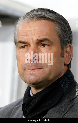 Budapest, Ungheria. 15 Novembre, 2015. Testa ungherese pullman, il tedesco Bernd Storck durante l'Ungheria vs. Norvegia UEFA EURO 2016 il qualificatore di play-off partita di calcio a Groupama Arena. Credito: Laszlo Szirtesi/Alamy Live News Foto Stock