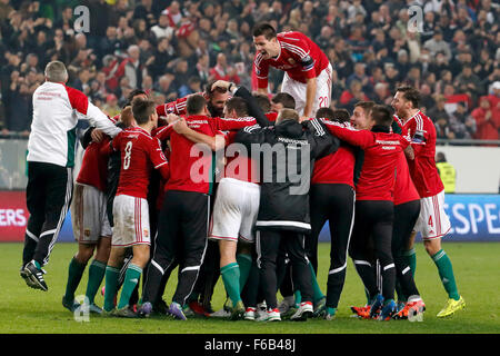 Budapest, Ungheria. 15 Novembre, 2015. Il team ungherese celebra la vittoria durante l'Ungheria vs. Norvegia UEFA EURO 2016 il qualificatore di play-off partita di calcio a Groupama Arena. Credito: Laszlo Szirtesi/Alamy Live News Foto Stock