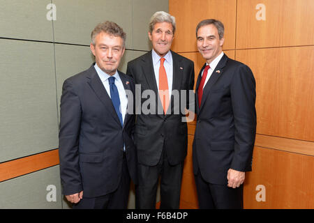 Segretario Kerry in posa per una foto con Ambassador-Designate Jones e ambasciatore polacco Schnepf Foto Stock