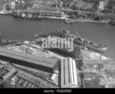 Questa fotografia aerea del 1960 cattura il paesaggio industriale del *Sunderland*North Sands Shipyard* e le strutture circostanti, come il *Corporation Quay*, gru e strutture di costruzione navale lungo il *River Wear*. Riflette il patrimonio industriale e il significato marittimo della zona durante il XX secolo. Foto Stock