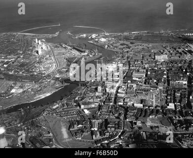 Vista lungo il fiume usura Foto Stock