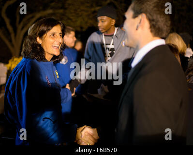 L'astronauta della NASA Sunita Williams saluta un pubblico stati dopo un panel di discussione con i colleghi della NASA equipaggio commerciale astronauti Robert Behnken, Eric Boe e Douglas Hurley presso la seconda casa bianca astronomia notte sul Lunedi, ottobre 19, 2015. La seconda casa bianca astronomia notte ha portato insieme agli studenti, insegnanti, gli scienziati e gli astronauti della NASA per una notte di Astronomia e spazio-correlate attività educative per promuovere l'importanza della scienza e della Tecnologia, Ingegneria e Matematica (stelo) dell'istruzione. Photo credit: (NASA/Joel Kowsky) Foto Stock