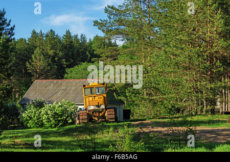 Strada di foresta.vicino alla strada i bulldozer. Foto Stock