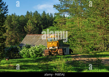 Strada di foresta.vicino alla strada i bulldozer. Foto Stock