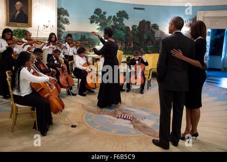 Il presidente Barack Obama e la First Lady Michelle Obama ascoltare il DC Youth Orchestra del diplomatico sala reception prima di un ricevimento per celebrare storia nero al mese nella Sala Est della Casa Bianca, Feb 26, 2015. Foto Stock