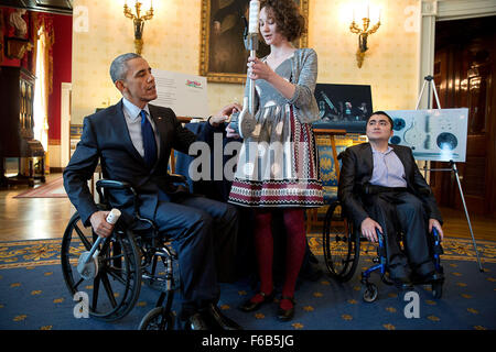 Il presidente Barack Obama opinioni scienza presenta durante il 2015 White House Science Fair celebra i vincitori dello studente di un ampia gamma di scienza, tecnologia, ingegneria e matematica (stelo) concorsi, nella camera blu, 23 marzo 2015. Il Presidente parla con Mohammed Sayed, destra e Kaitlin Reed, 16-anno-vecchi studenti di Cambridge e Dover, Massachusetts, rispettivamente. Sedia a rotelle se stesso legato, Mohammed sviluppato un 3D-stampato braccio modulare per la sua sedia a rotelle che può servire come un vassoio per alimenti, treppiede, pioggia tettoia, supporto per laptop e portabicchieri e Kaitlin sviluppato fissabile una leva che può m Foto Stock