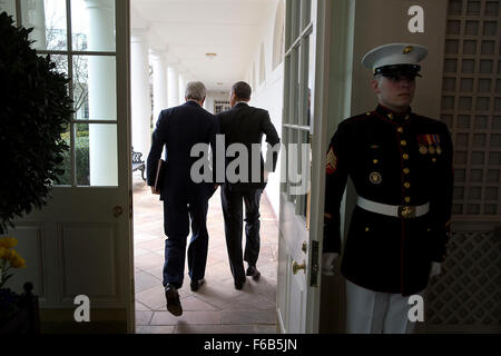 Il presidente Barack Obama passeggiate sul colonnato della Casa Bianca con il Segretario di Stato John Kerry dopo un pranzo di lavoro con il Presidente Ashraf Ghani dell'Afghanistan, 24 marzo 2015. Foto Stock